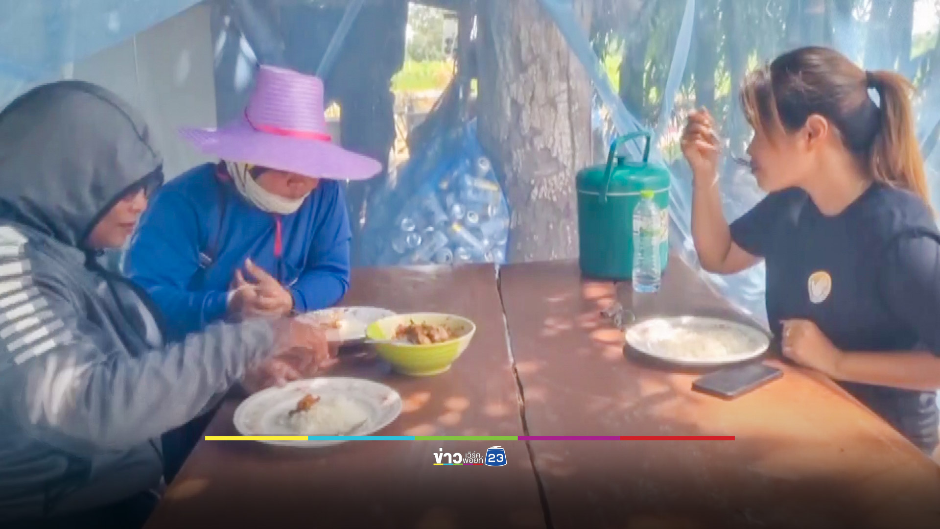 กองทัพแมลงวันบุก ชาวบ้านเดือดร้อนหนักต้องกางมุ้งกินข้าว-ร้านอาหารขายไม่ได้