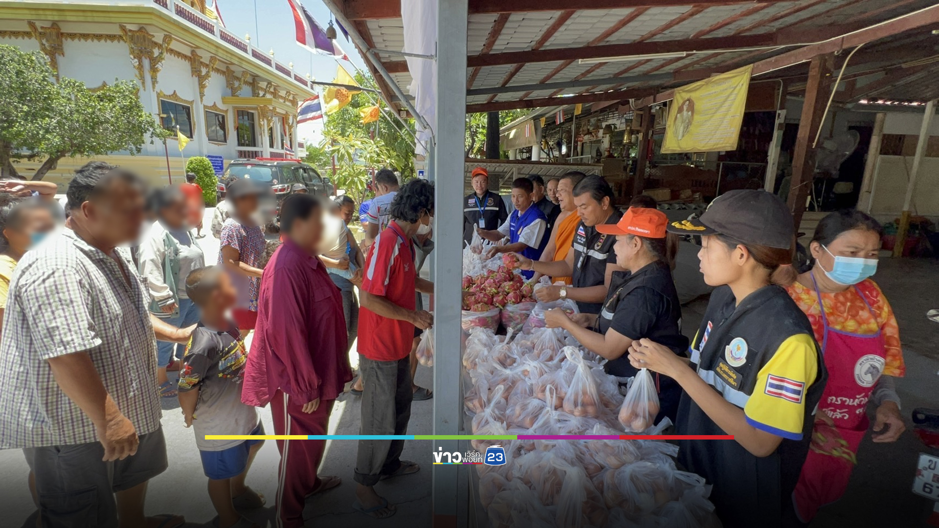 เจ้าอาวาสตั้งโต๊ะแจกไข่สด 5,000 ฟอง หวังช่วยลดภาระชาวบ้าน