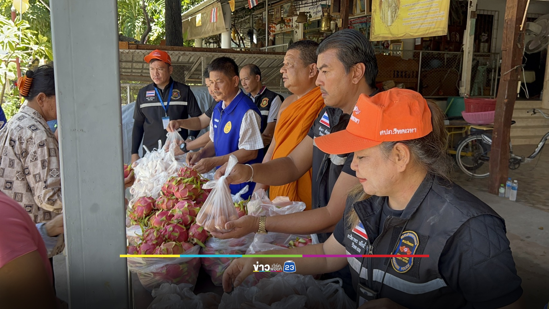 เจ้าอาวาสตั้งโต๊ะแจกไข่สด 5,000 ฟอง หวังช่วยลดภาระชาวบ้าน