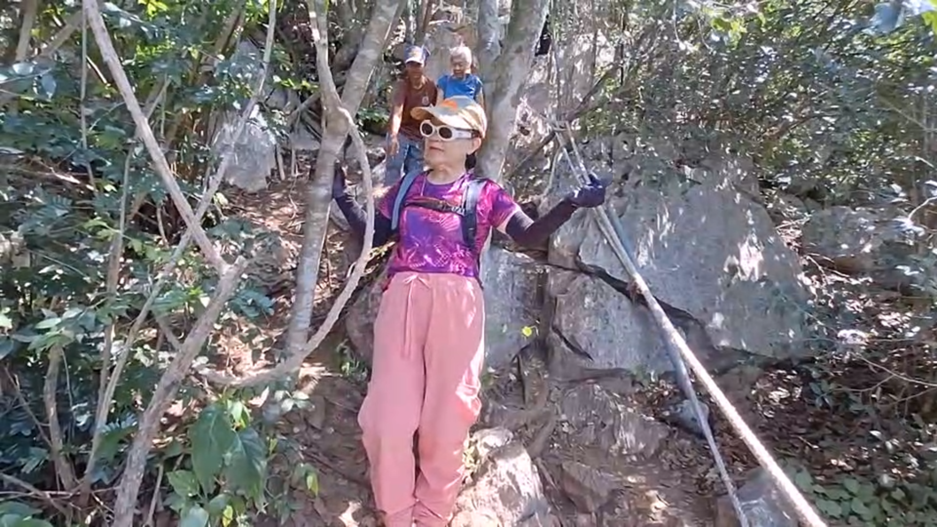 ฟิตเปรี๊ยะ! 2 อาม่า พิชิต"ยอดเขาล้อมหมวก"
