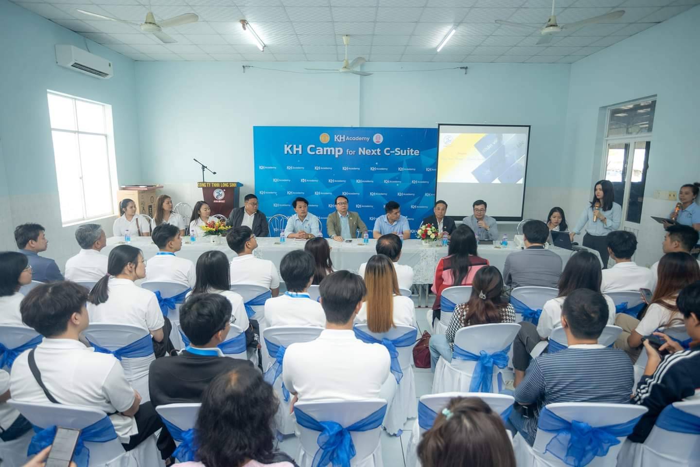 KH Academy ประสบความสำเร็จพานักศึกษาบินลัดฟ้าดูงานประเทศเวียดนาม