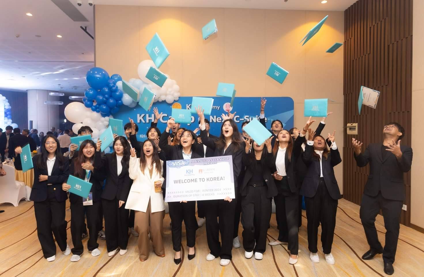KH Academy ประสบความสำเร็จพานักศึกษาบินลัดฟ้าดูงานประเทศเวียดนาม
