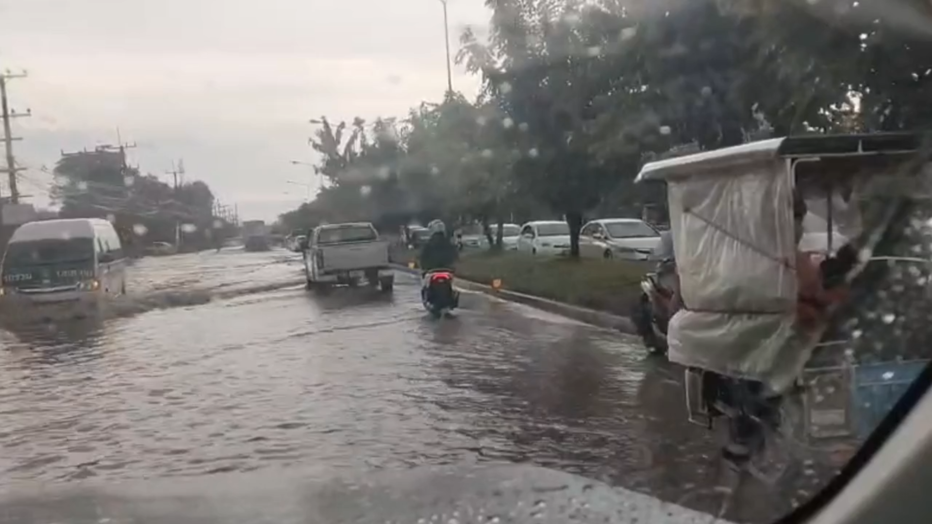 พายุฝนถล่มโคราชนานนับชั่วโมง น้ำทะลักท่วมฉับพลัน บางจุดลึก 2 ม.