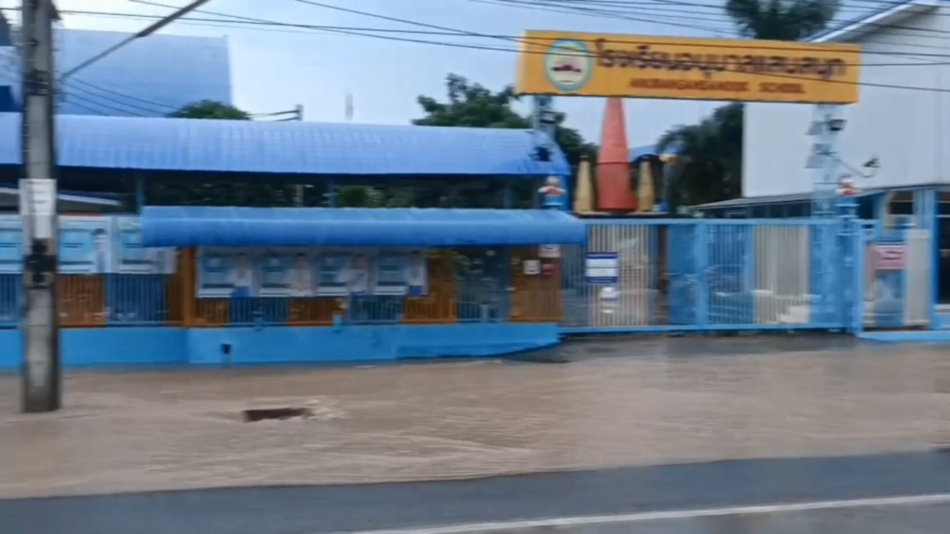 พายุฝนถล่มโคราชนานนับชั่วโมง น้ำทะลักท่วมฉับพลัน บางจุดลึก 2 ม.