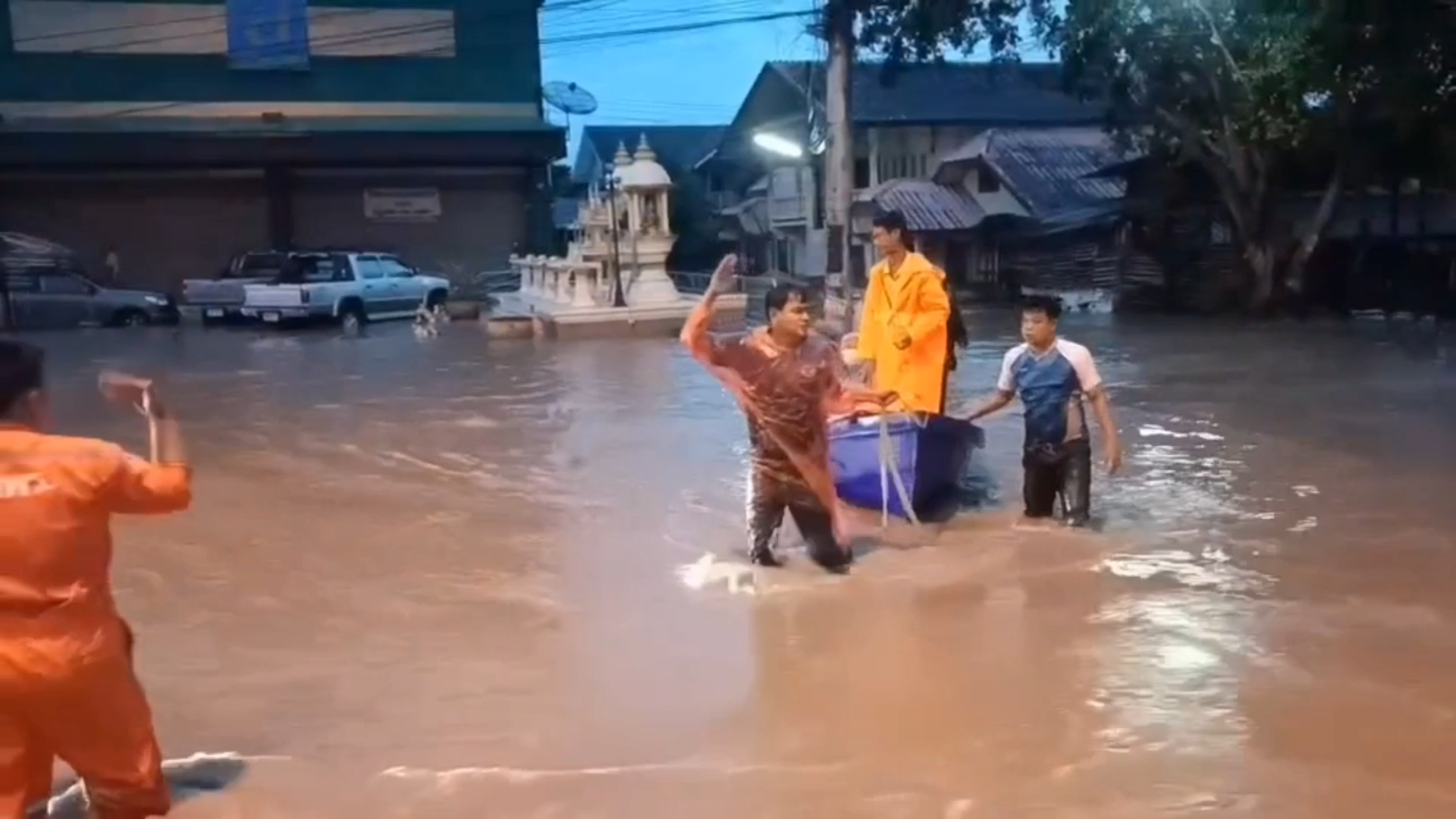พายุฝนถล่มโคราชนานนับชั่วโมง น้ำทะลักท่วมฉับพลัน บางจุดลึก 2 ม.