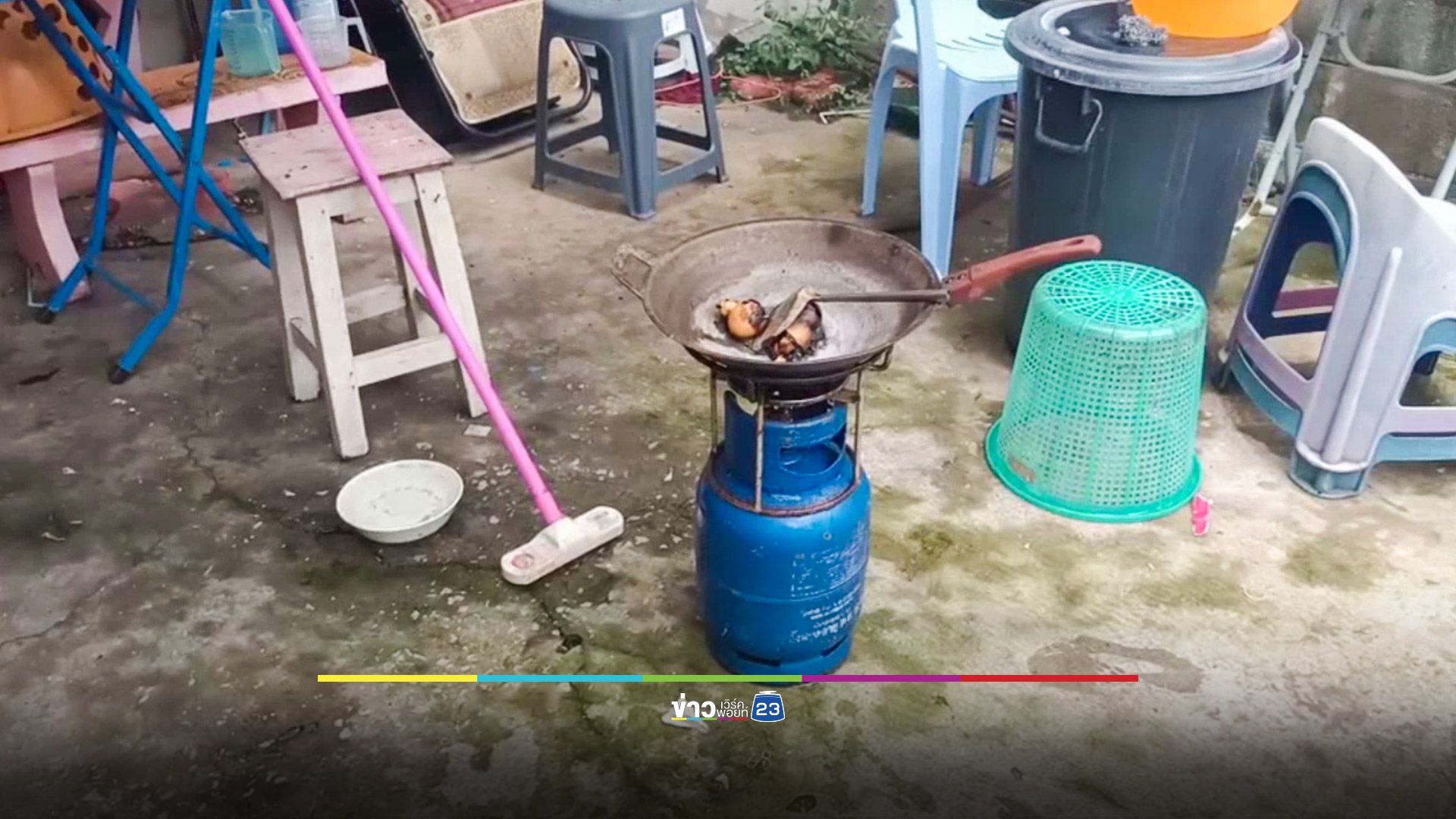 หวิดวอด! ออกจากบ้านลืมว่าต้มไข่ไว้ เพื่อนบ้านเหม็นไหม้เห็นควันโขมง รีบแจ้ง จนท.มาดับทัน