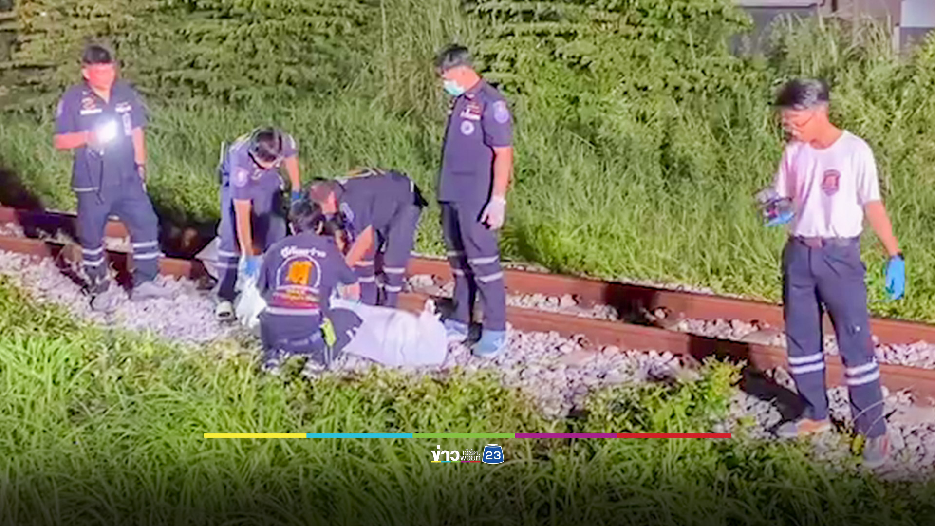 ชายนิรนามนอนให้รถไฟทับร่างแหลก