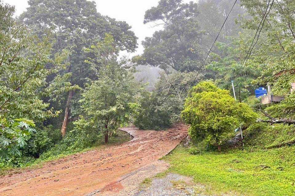 เร่งช่วยครู 12 ชีวิต ติดอยู่โรงเรียน หลังฝนถล่ม ดินสไลด์ปิดทางขึ้นลง