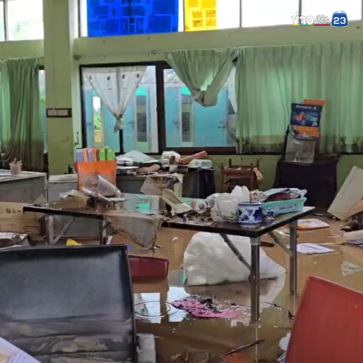 ครูกอดคอกันร้องไห้ เห็นสภาพโรงเรียนเจอน้ำท่วมซ้ำครั้งที่ 4