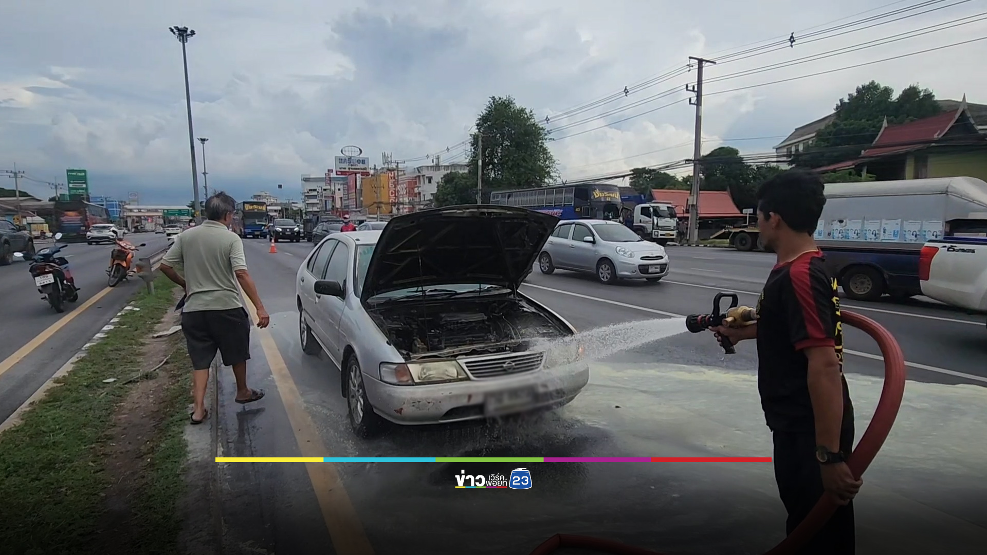 ผัวเมียหนีตายกลางสี่แยก รถติดแก๊สอยู่ดีๆ ไฟลุก