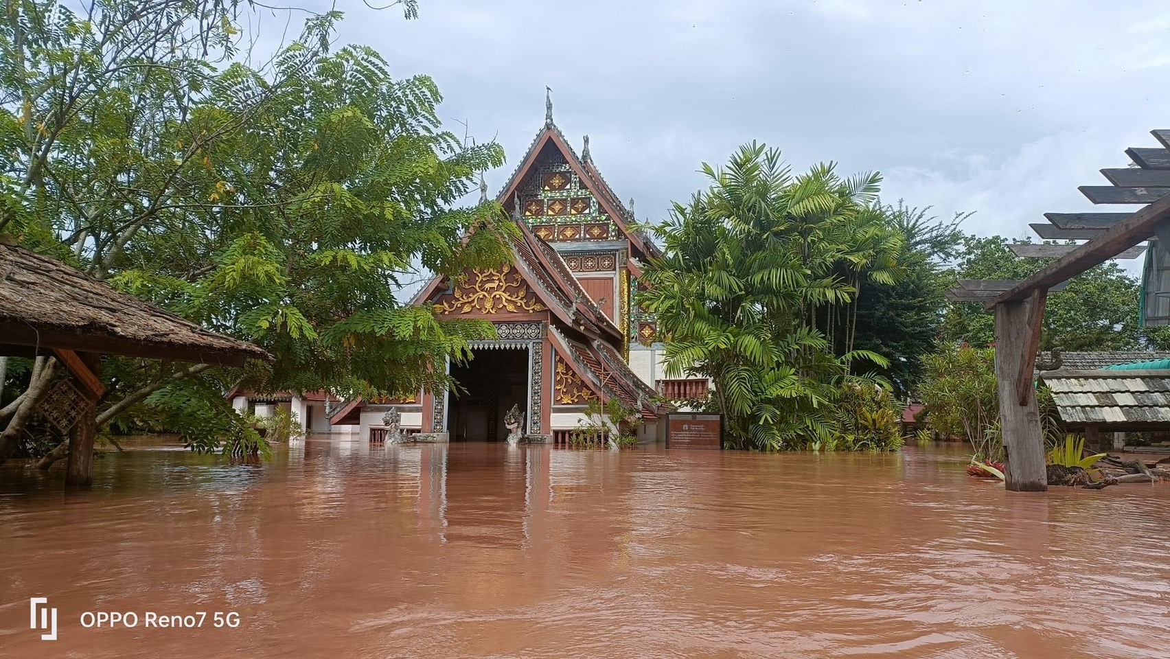 น้ำท่วมหนักเสี่ยงลบจิตรกรรมฝาผนังโบราณ