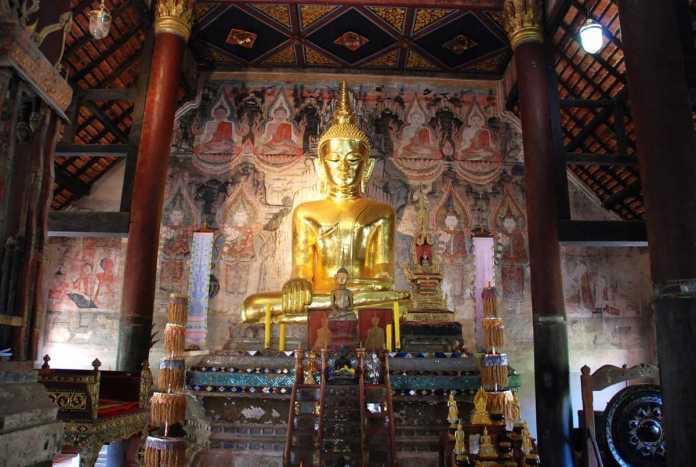 น้ำท่วมหนักเสี่ยงลบจิตรกรรมฝาผนังโบราณ