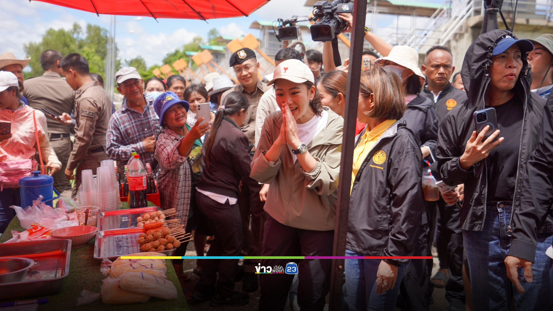 นายกฯ เยี่ยมชาวบ้านสุโขทัย - ติดตามสถานการณ์แม่น้ำยม