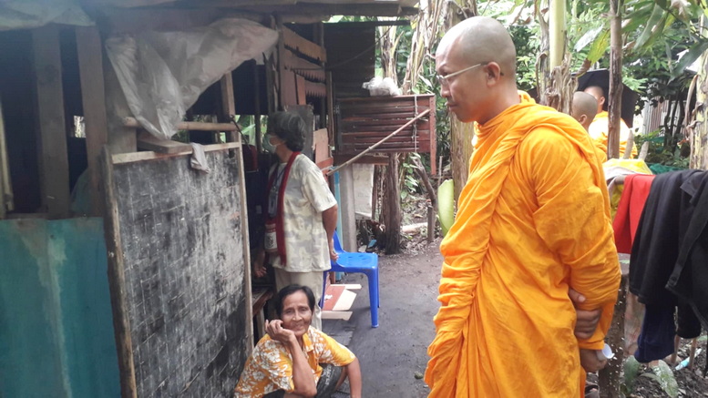 พบหญิงชรากับลูกชายป่วยจิตเวช ปลูกกระท่อมนอนในป่าช้า