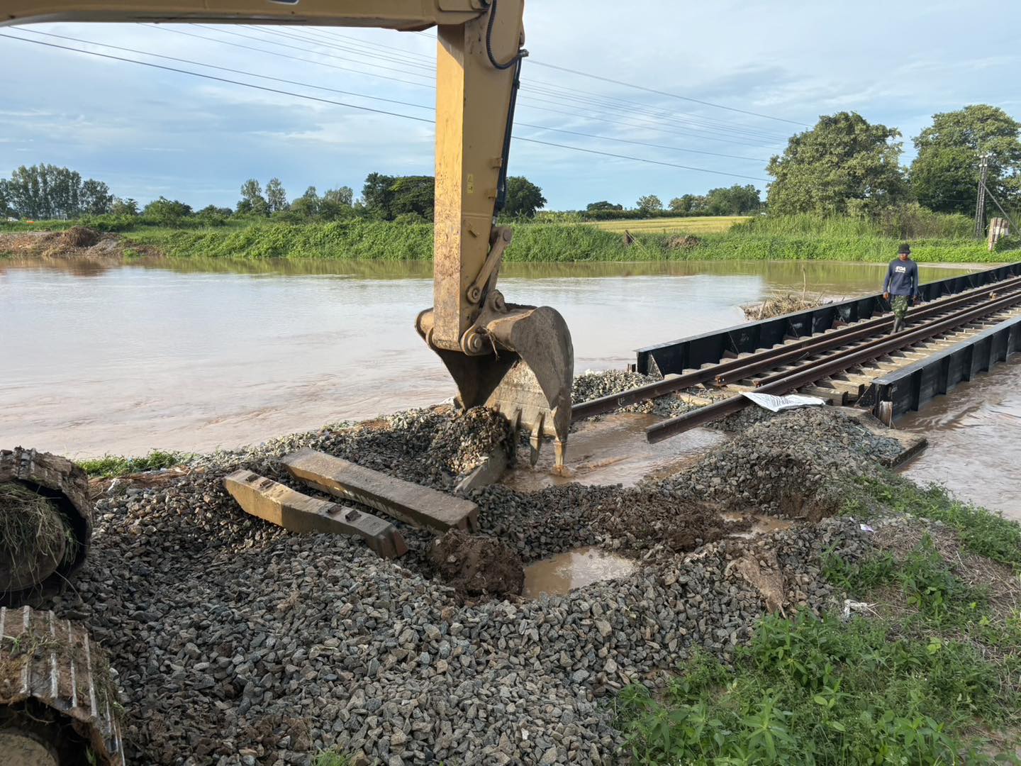 "น้ำท่วมเหนือ"การรถไฟฯ ประกาศหยุดเดินรถท้องถิ่น 2 ขบวน ชั่วคราว