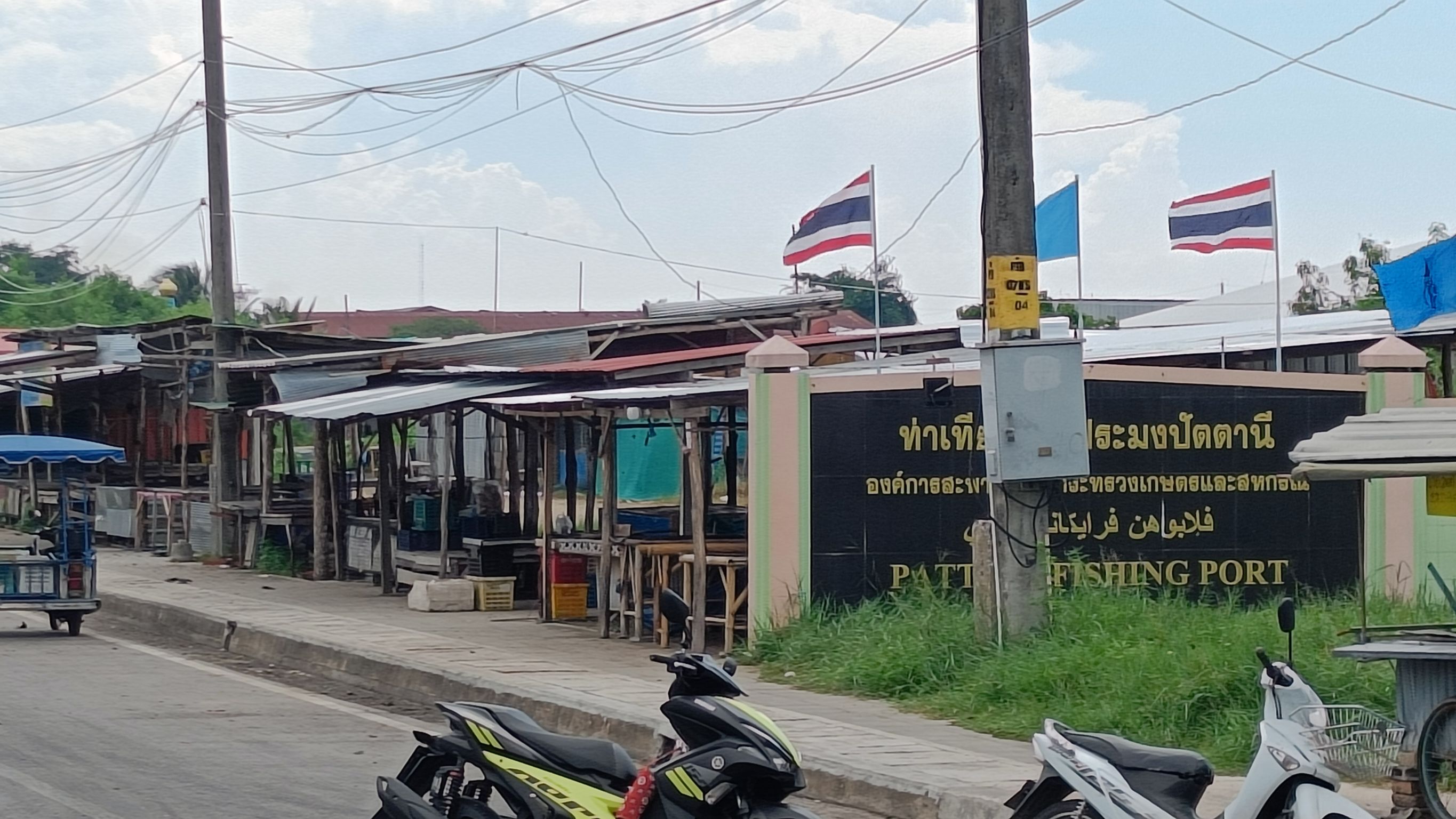 คนร้ายจุดชนวนระเบิดคาร์บอมบ์ 3 ลูก หน้า สภ.ปัตตานี