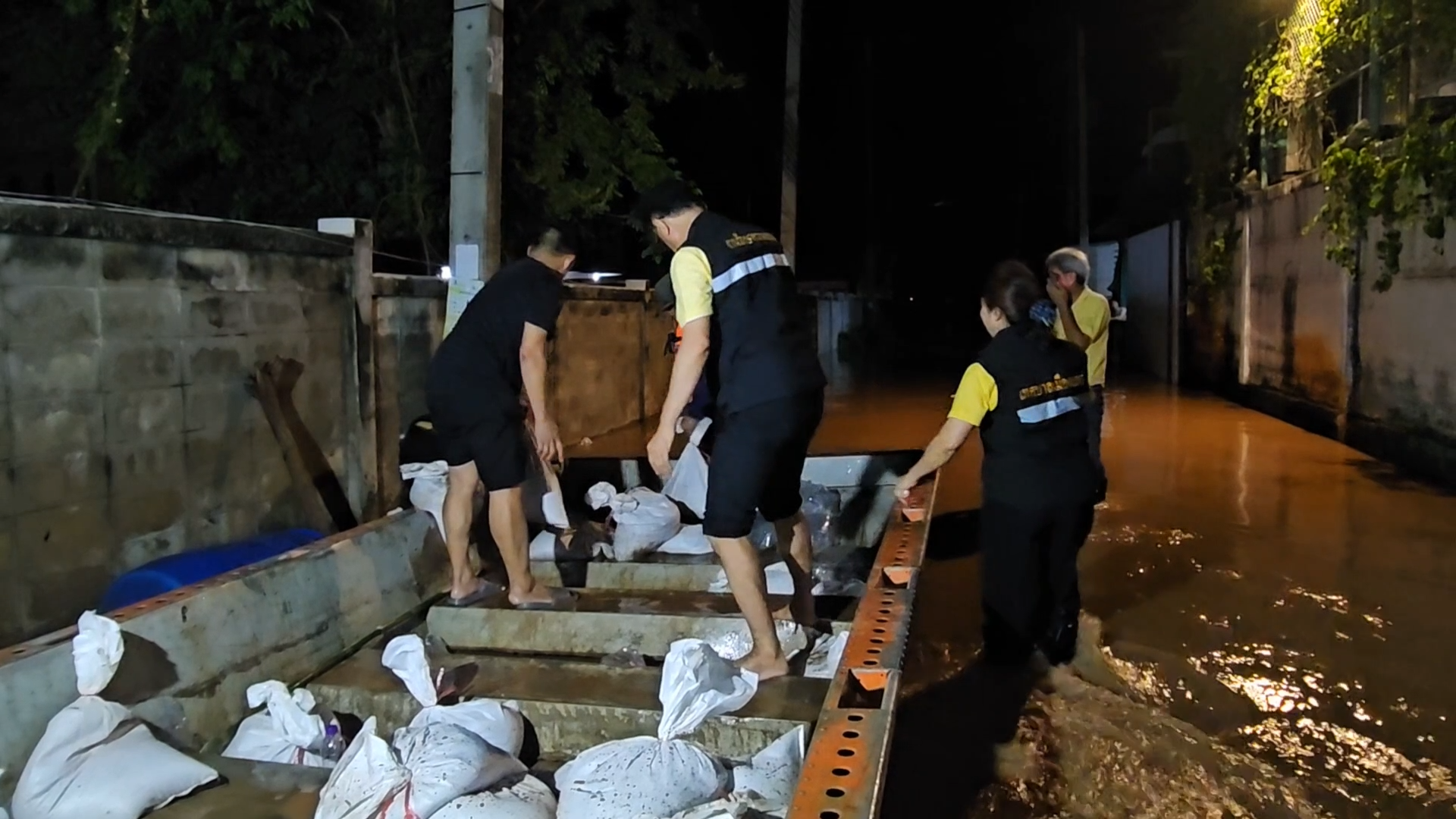 แพร่วิกฤต! น้ำทะลักกลางดึก เร่งทำแนวป้องกัน