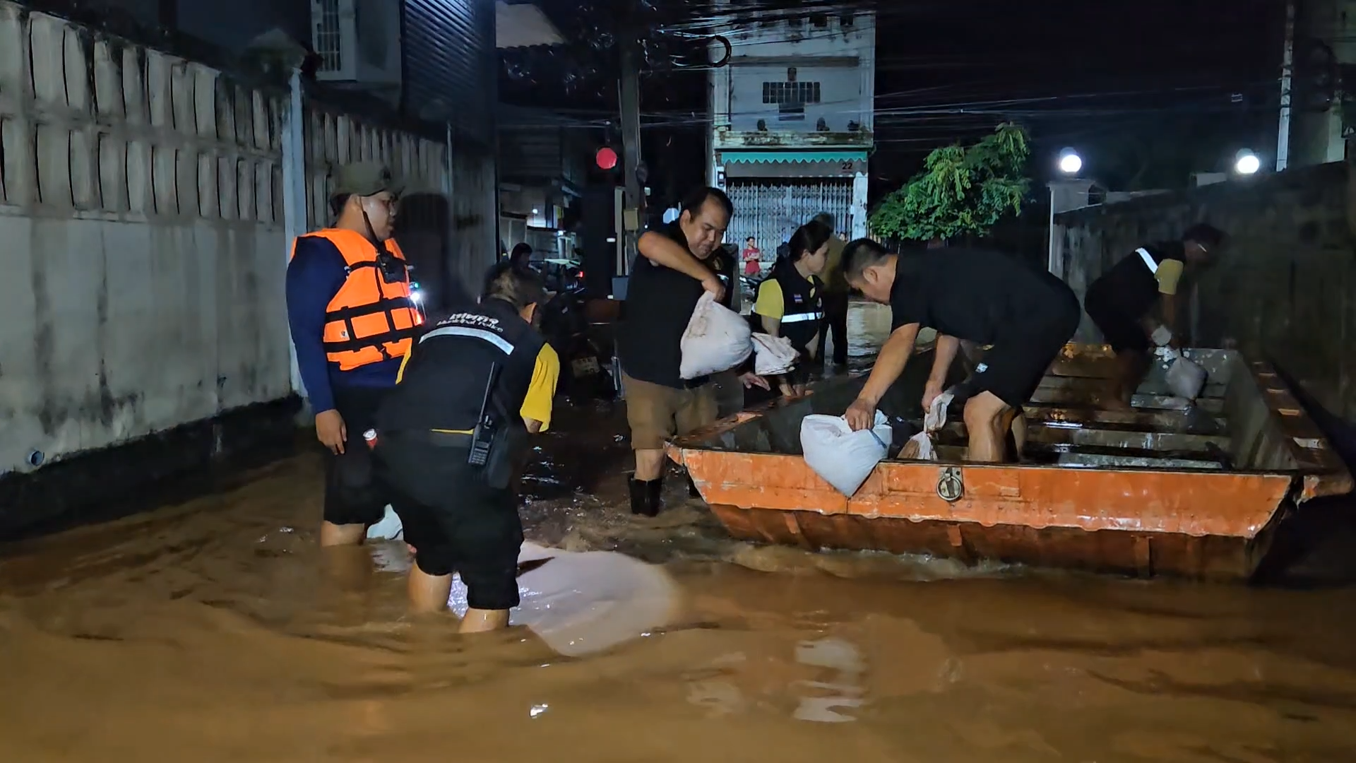 แพร่วิกฤต! น้ำทะลักกลางดึก เร่งทำแนวป้องกัน