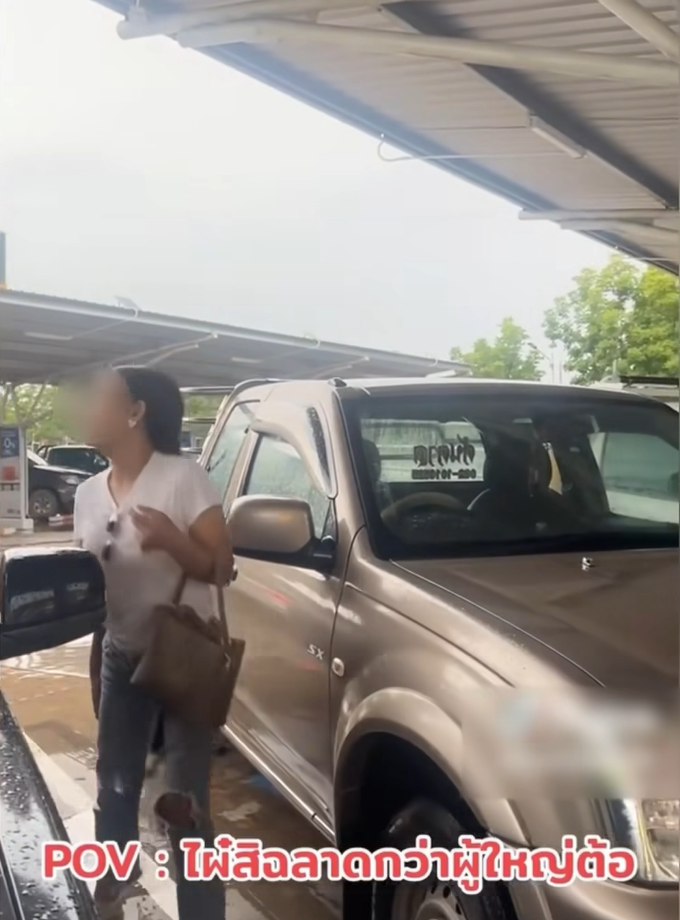 สาวจอดรถช่องผู้ใช้รถเข็น แกล้งเดินขาเป๋ โซเชียลอวยพรฉ่ำขอให้เป็นดั่งหวัง