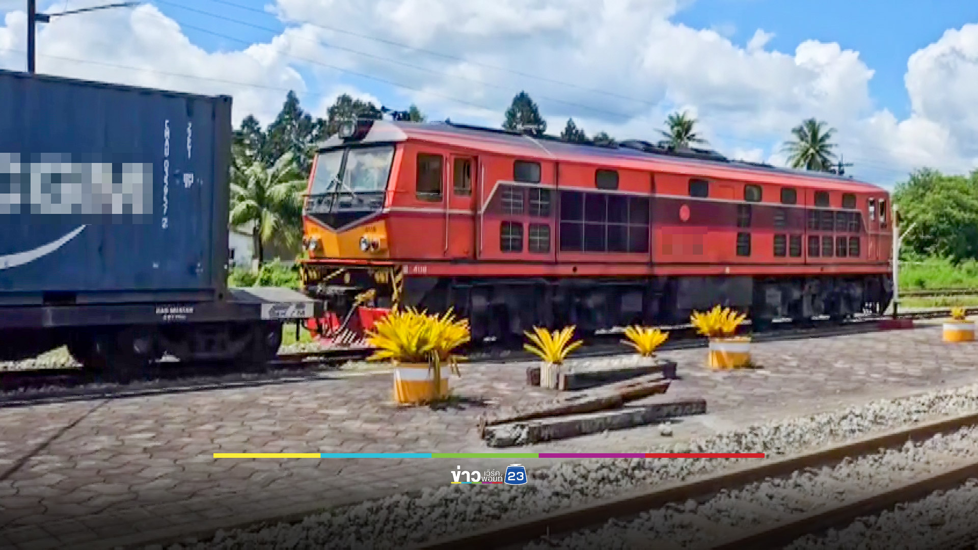 รถไฟชนเก๋งยับ หลังออกจากสถานีได้เพียง 200 เมตร