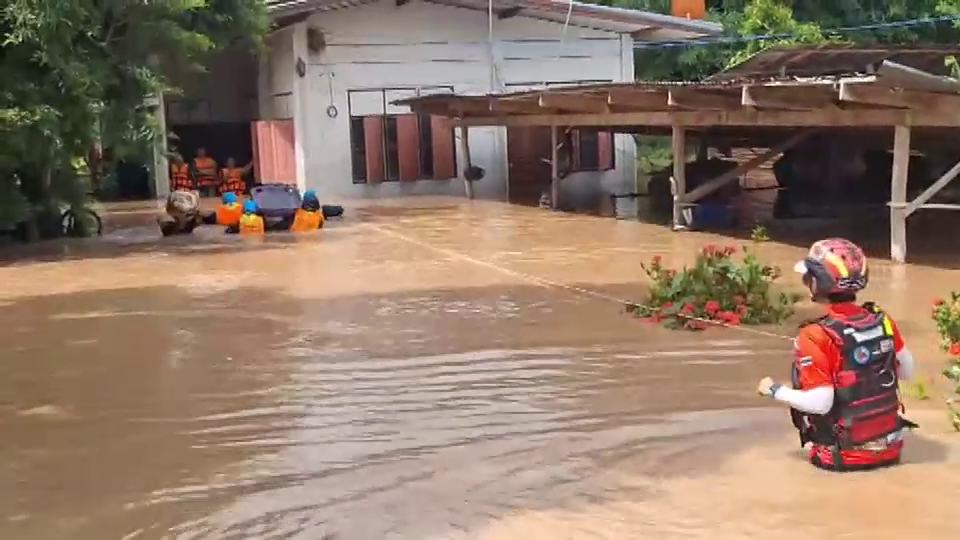 เร่งช่วยผู้ป่วยติดเตียงหนี 'แม่น้ำยม' ล้นตลิ่ง