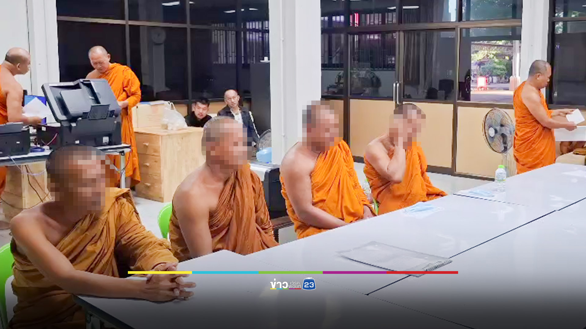 จับพระปลอม 2 ราย จับสึกพระจริงแต่ไร้สังกัดอีก 2 รูป ขับรถล่าบิณฑบาต