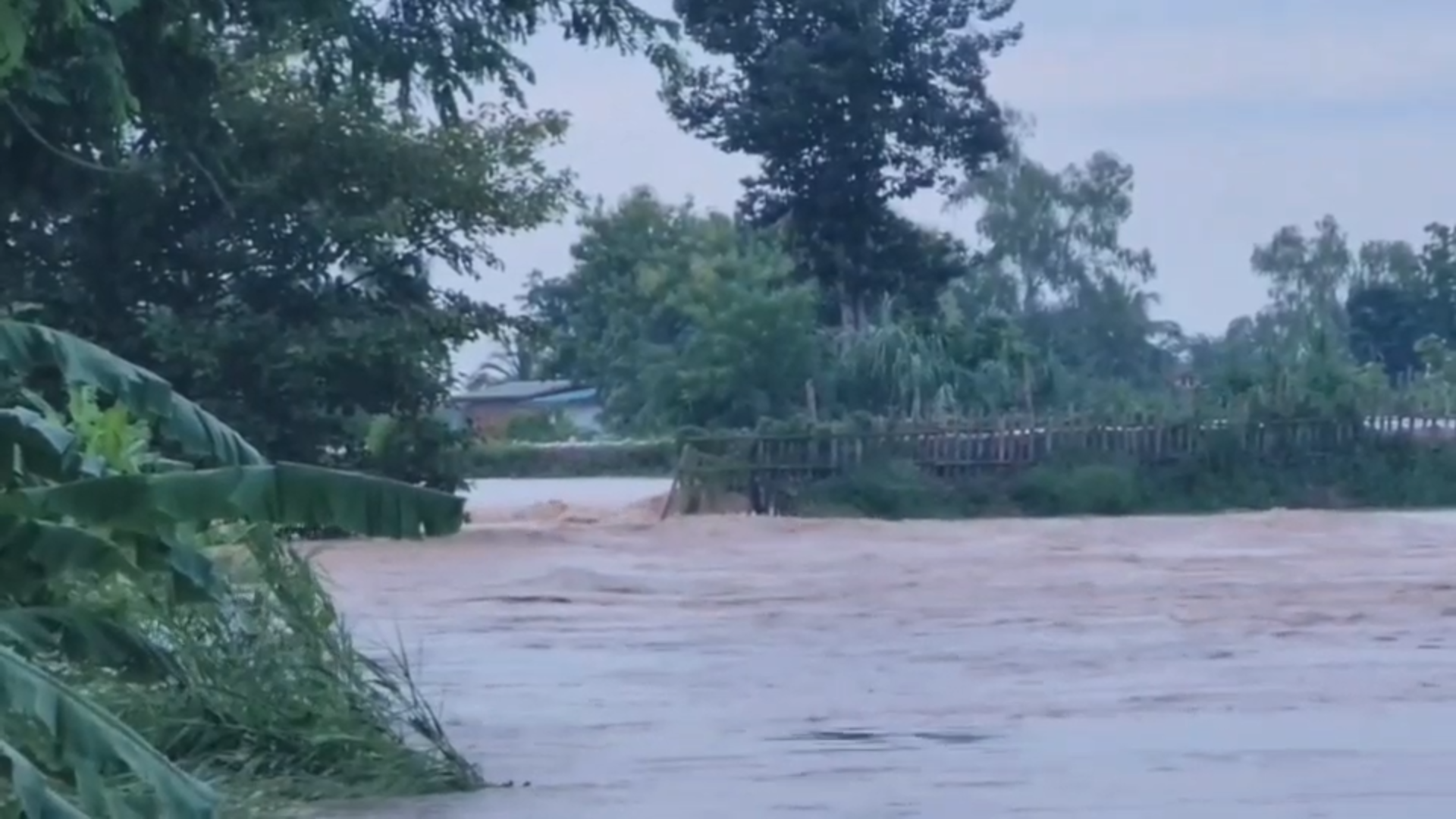 จับตาบ่ายนี้! น้ำเหนือก้อนใหญ่ทะลักเมืองสุโขทัย