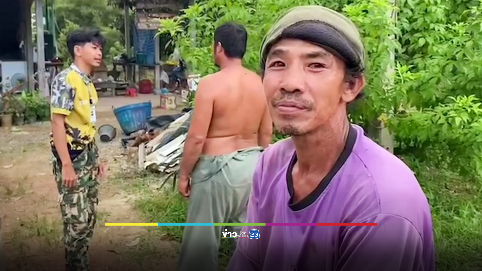 ผวา! โขลงช้างป่าเดินบนถนน