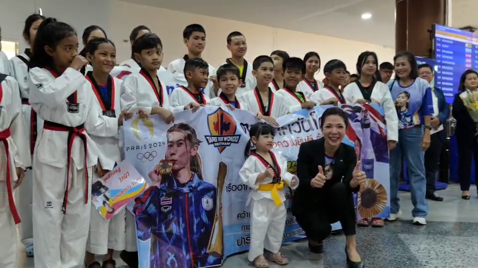 ชาวสุราษฎร์แห่ต้อนรับ "น้องเทนนิส" กลับบ้านทำบุญให้แม่