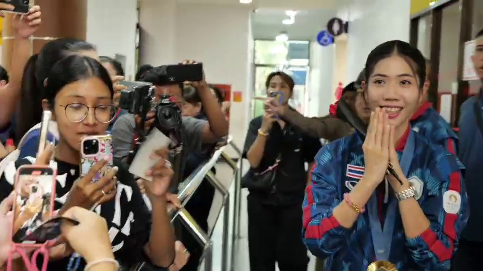 ชาวสุราษฎร์แห่ต้อนรับ "น้องเทนนิส" กลับบ้านทำบุญให้แม่
