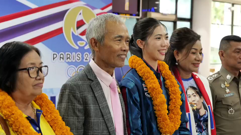 ชาวสุราษฎร์แห่ต้อนรับ "น้องเทนนิส" กลับบ้านทำบุญให้แม่