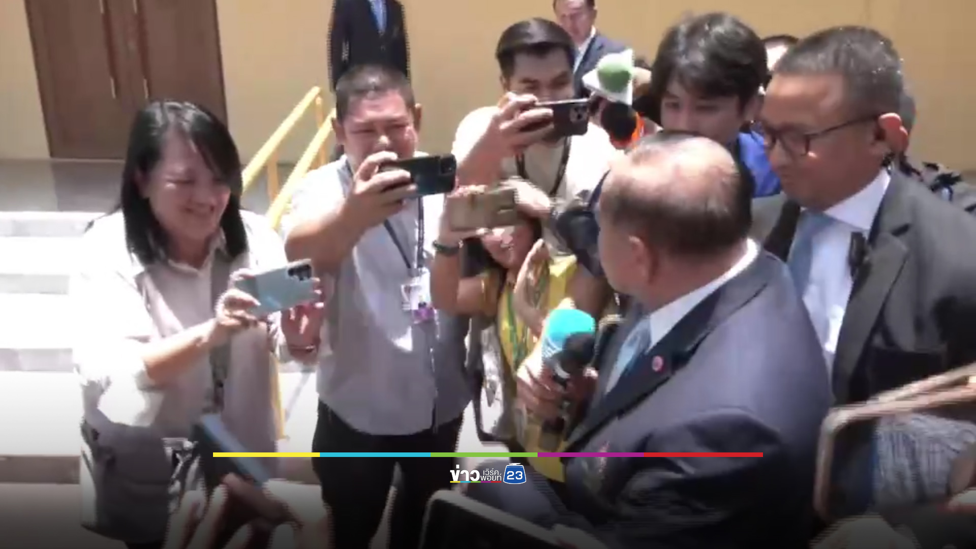 “บิ๊กป้อม” ฉุนเจอถามเรื่องโหวตนายกฯ เงื้อมือหยุมหัวนักข่าว