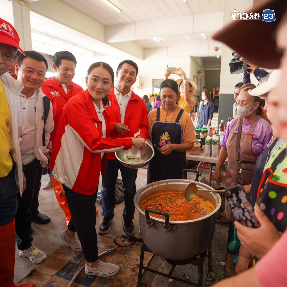 นายกฯ ปรุงผัดเส้น - ข้าวผัด แจกชาวน่านประสบอุทกภัย