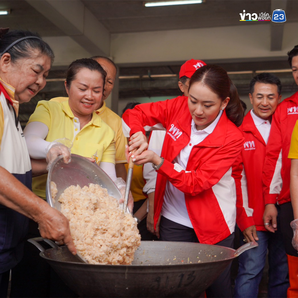 นายกฯ ปรุงผัดเส้น - ข้าวผัด แจกชาวน่านประสบอุทกภัย