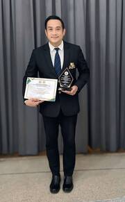 ครูเบิร์ด รับรางวัล 1