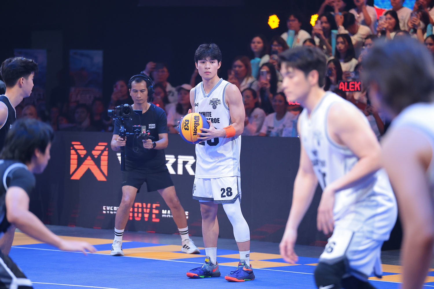 “อาเล็ก ธีรเดช” โชว์ฟอร์มเก๋า ซัด 2 แต้มทำคะแนนห่างคว้าชัยให้ TEAM WHITE ขึ้นนำ 3 ต่อ 2 เกม “3FIGHT3 BASKET BOY Presented by Lactasoy