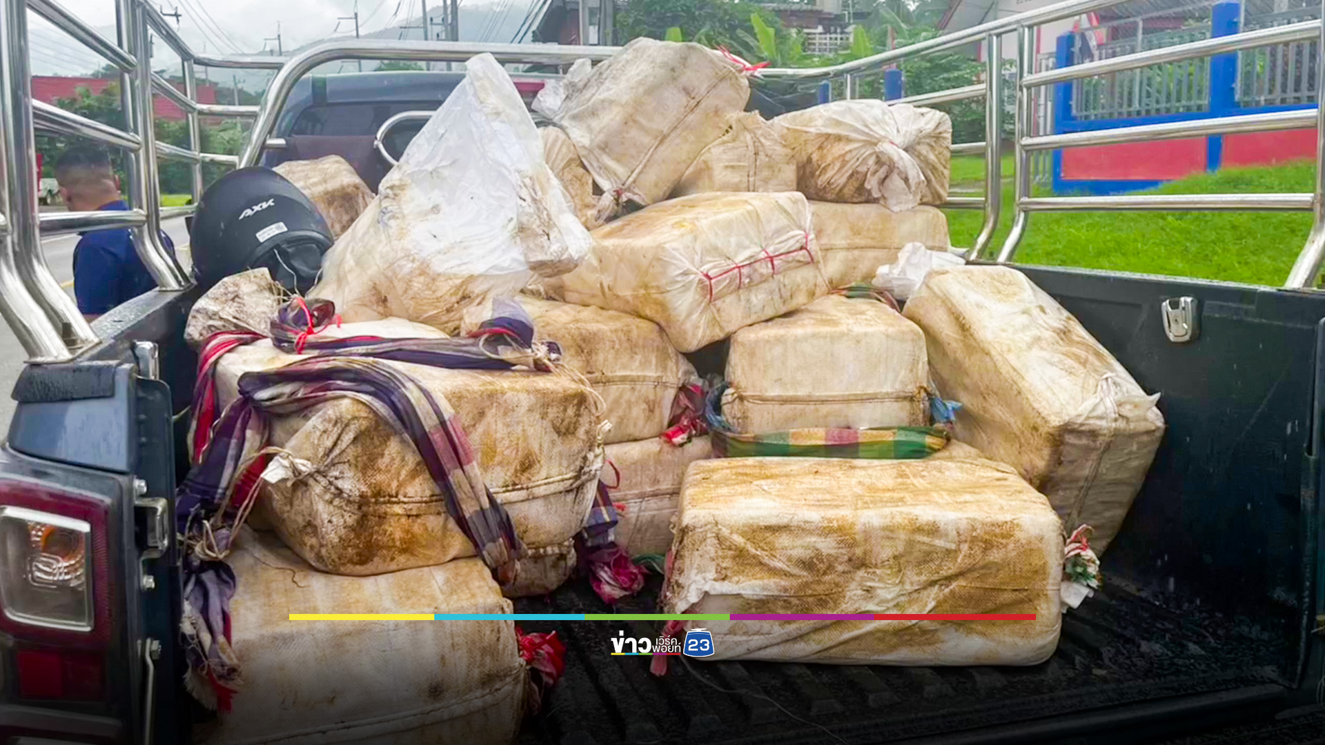 ตำรวจ ปส.ตามจับ 2 หนุ่มขนยาบ้า 5 ล้านเม็ด บรรจุกระสอบกองใส่กระบะมาหน้าตาเฉย