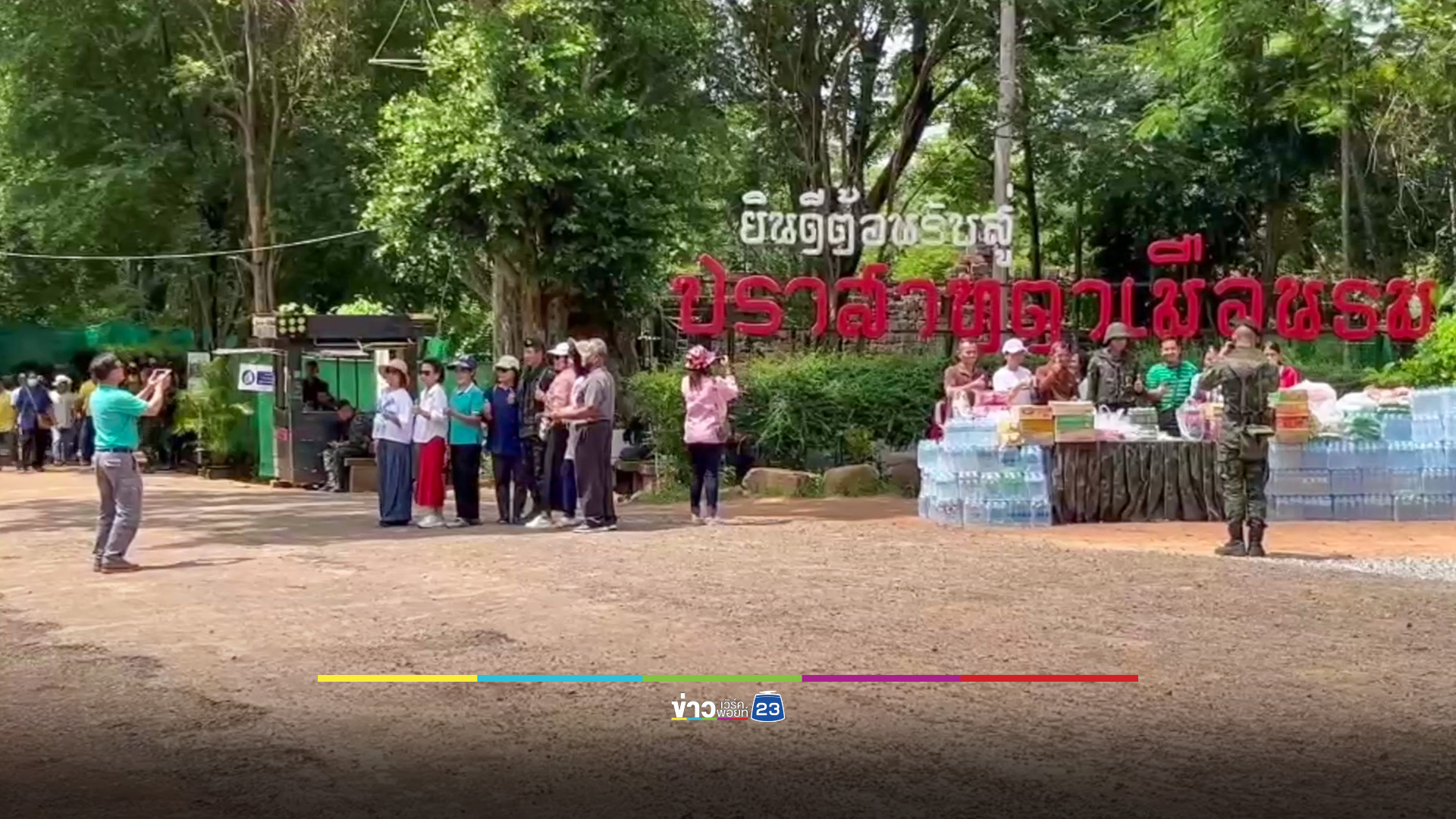 ปราสาทตาเมือนธม ยังคงคึกคัก ชาวไทยเข้าเยี่ยมชม-มอบสิ่งของให้ทหาร