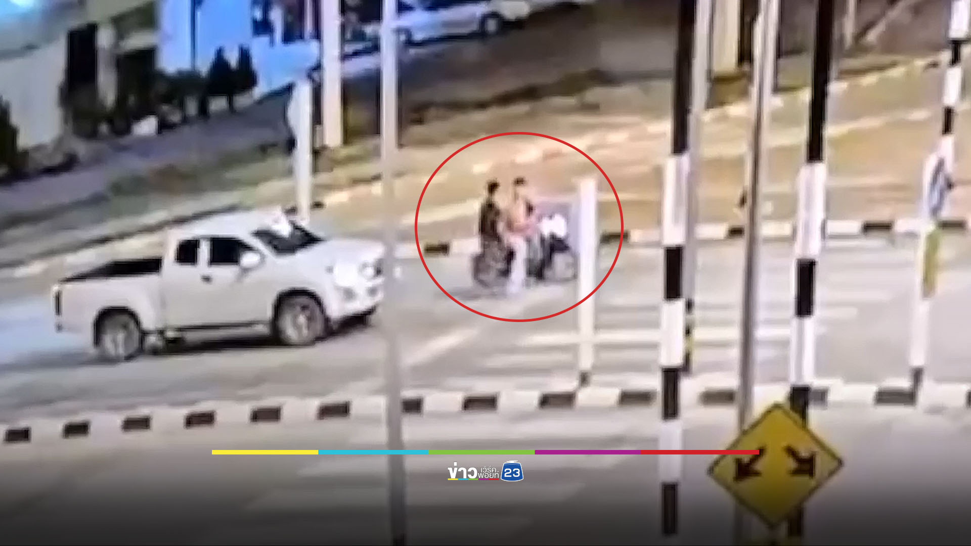 หนุ่มงงจอดรถติดไฟแดง เจอใครไม่รู้ต่อยล้ม ฟันหัก 2 ซี่
