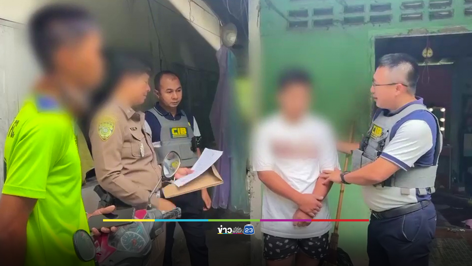 CIB บุกจับกุม 2 หนุ่ม รับจ้างกดเงินให้แก๊งเพจผี