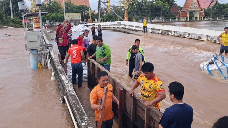 'แม่น้ำยม' ล้นทะลักท่วมเมือง