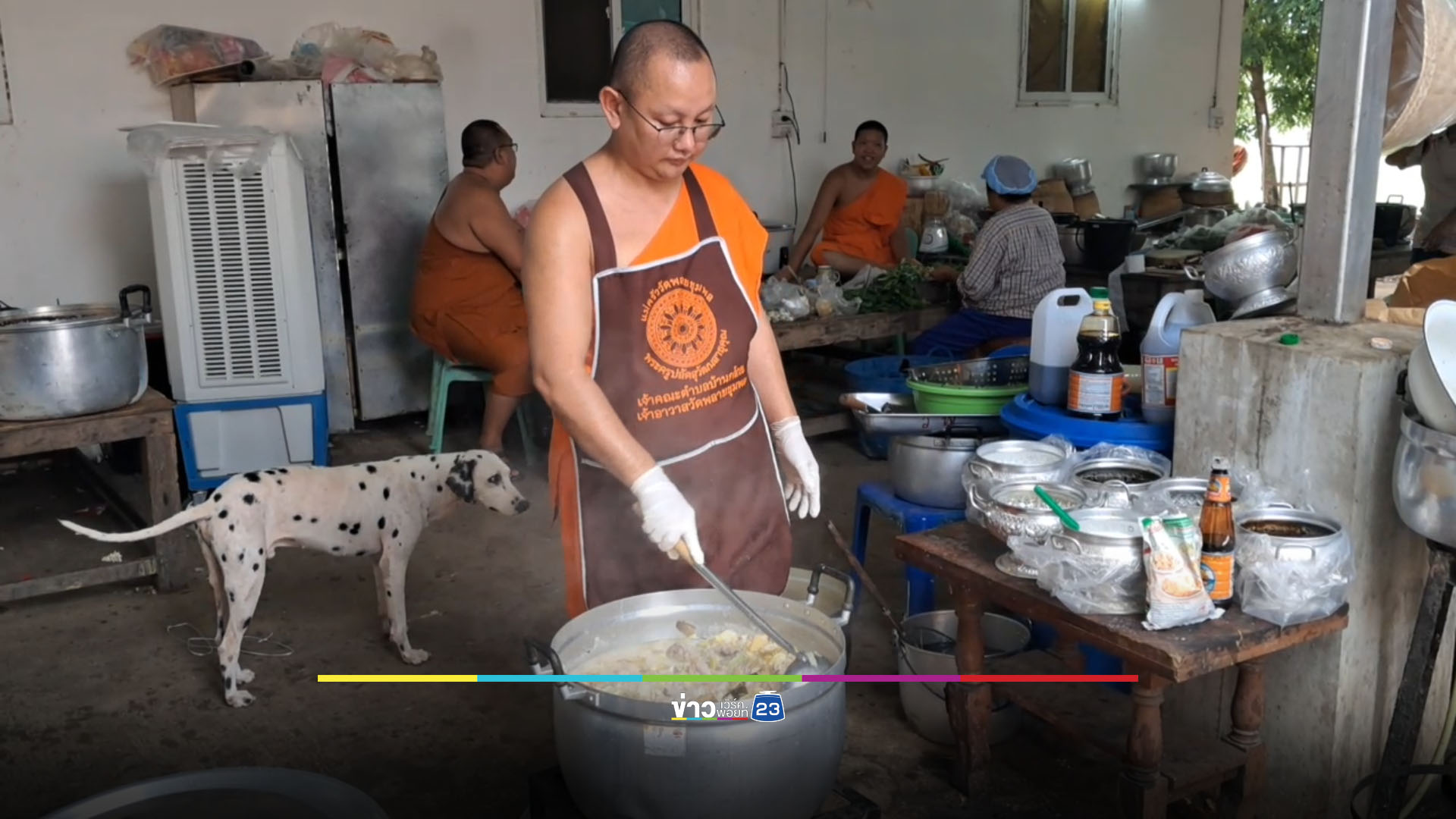 คุณพระ(มา)ช่วยแล้ว ลุยน้ำส่งเสบียงผู้ประสบภัยน้ำท่วม
