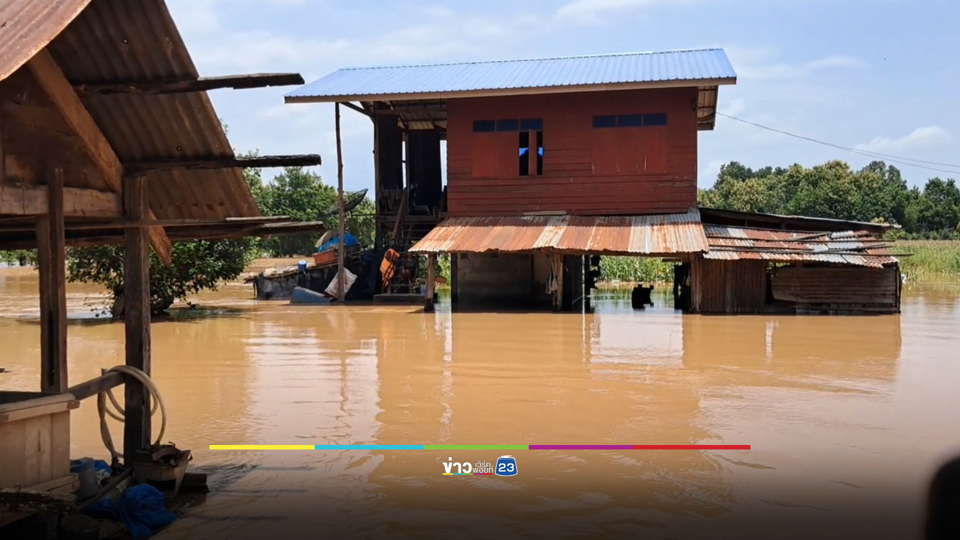 คุณพระ(มา)ช่วยแล้ว ลุยน้ำส่งเสบียงผู้ประสบภัยน้ำท่วม