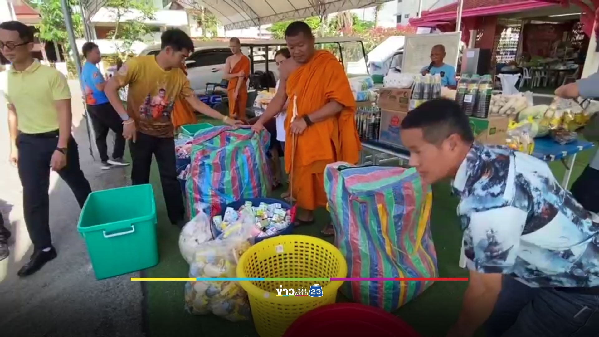 หลวงพ่อบิณฑบาตร รับบริจาคอาหาร-ของใช้ให้คนชายแดน