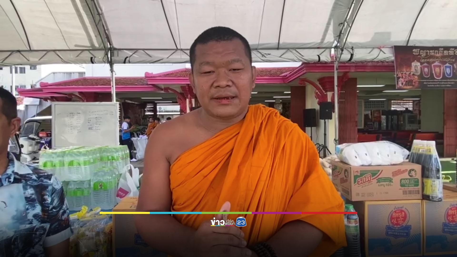 หลวงพ่อบิณฑบาตร รับบริจาคอาหาร-ของใช้ให้คนชายแดน