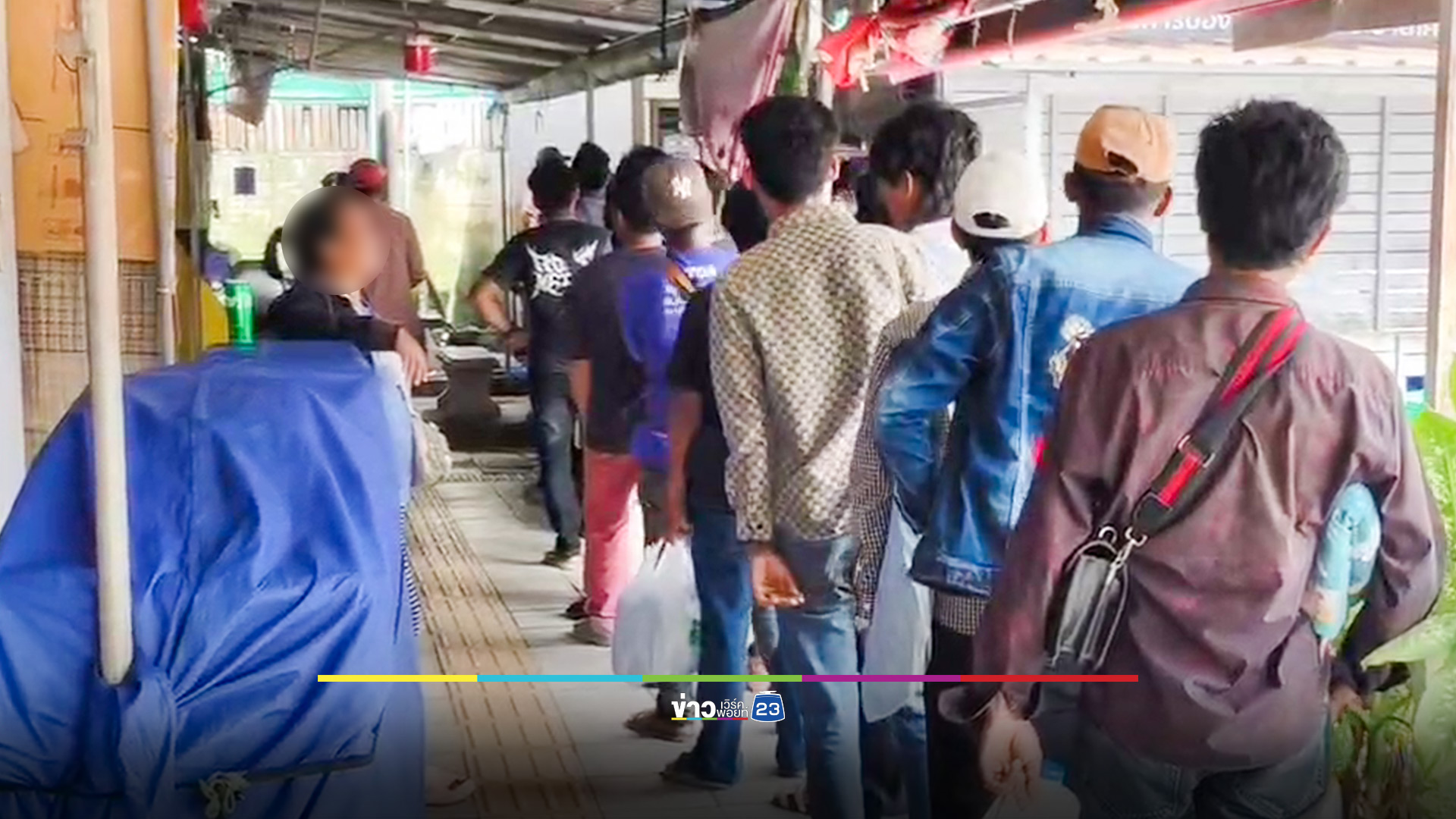 แรงงานกัมพูชากว่า 100 คน แห่กลับประเทศ หลังยังมีการสู้รบแนวชายแดน
