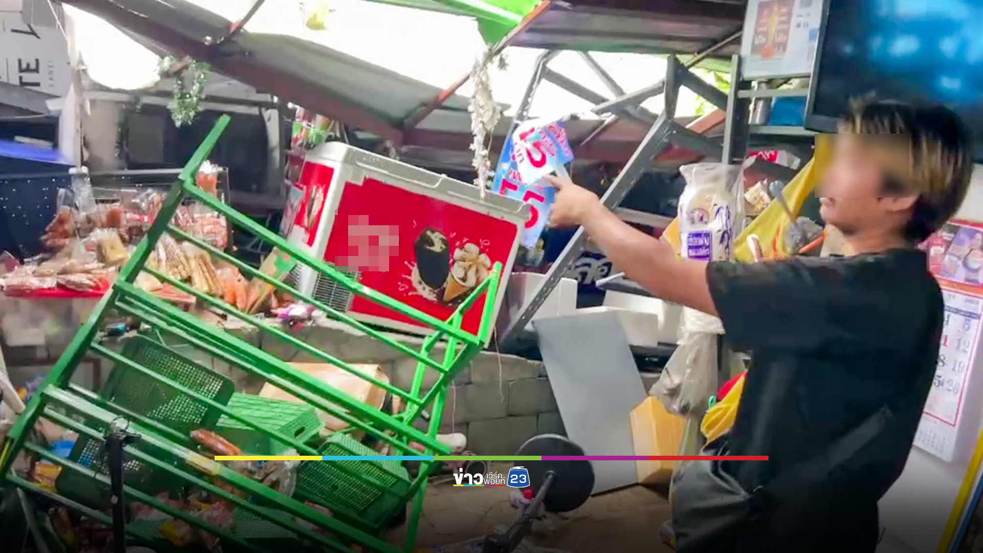 พายุถล่มภูเก็ตหลายพื้นที่ ป้ายโฆษณาล้มทับบ้านเรือน เสียหายหว่า 3 แสนบาท