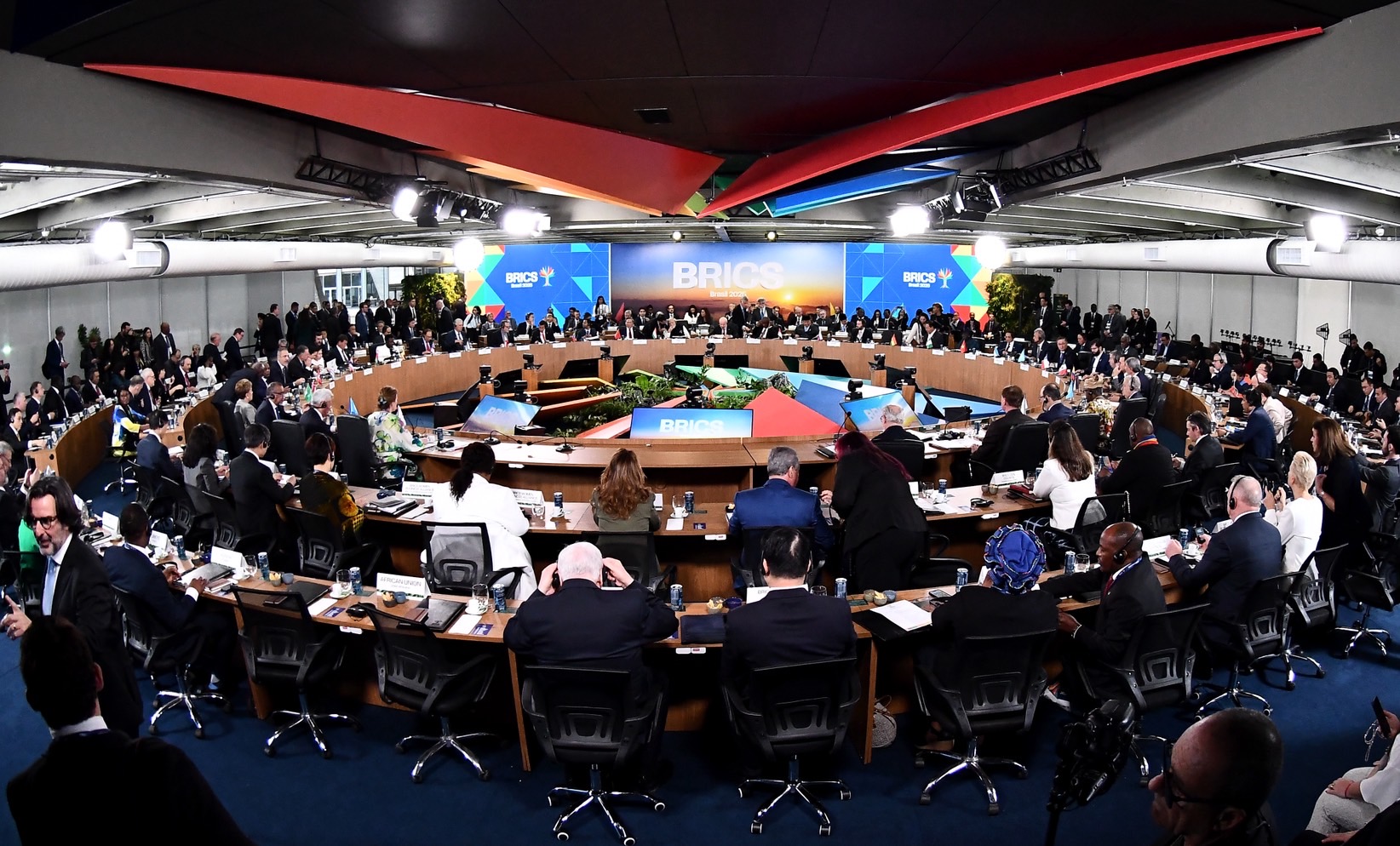 'ทรัมป์' ขู่เก็บภาษีเพิ่ม 10% กับชาติหนุน“สกุลเงินร่วม” (BRICS) – ไม่ยกเว้น