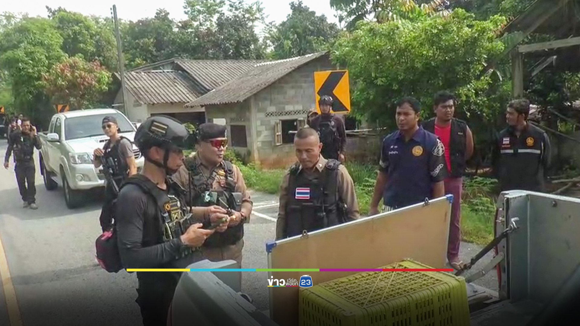 คนร้ายลอบวางระเบิด ตร.นราฯ เจ็บ 6 ชาวบ้านโดนลูกหลงเจ็บ 2 บ้านเสียหาย 2 หลัง