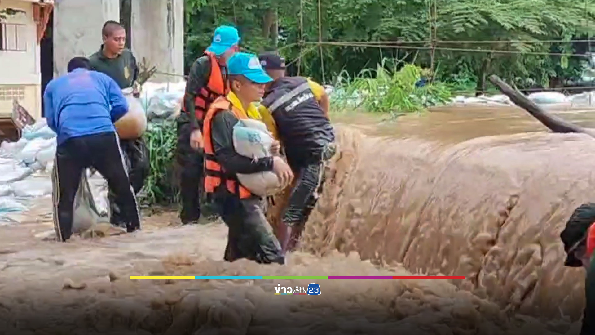 สุโขทัยต้านไม่ไหว! แนวกระสอบทรายพัง น้ำทะลักไหลเข้าท่วมชุมชน